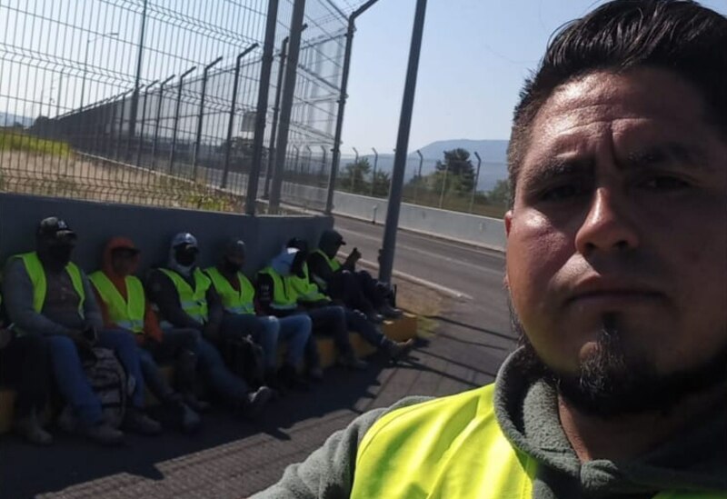 Obreros descansando en una carretera