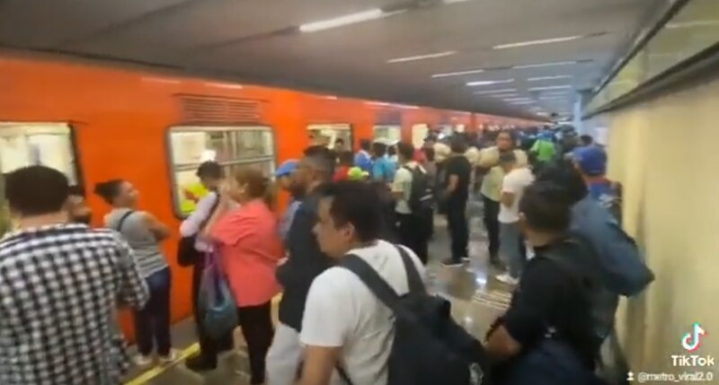 Un vagón del metro de la Ciudad de México repleto de gente