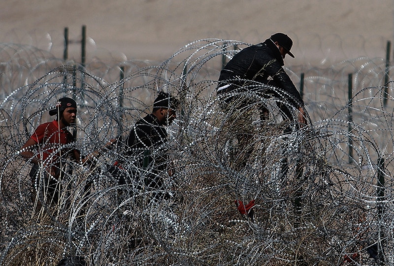 Migrantes cruzan la frontera entre México y Estados Unidos