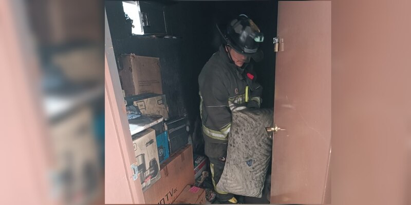 Bombero sofoca incendio en una habitación