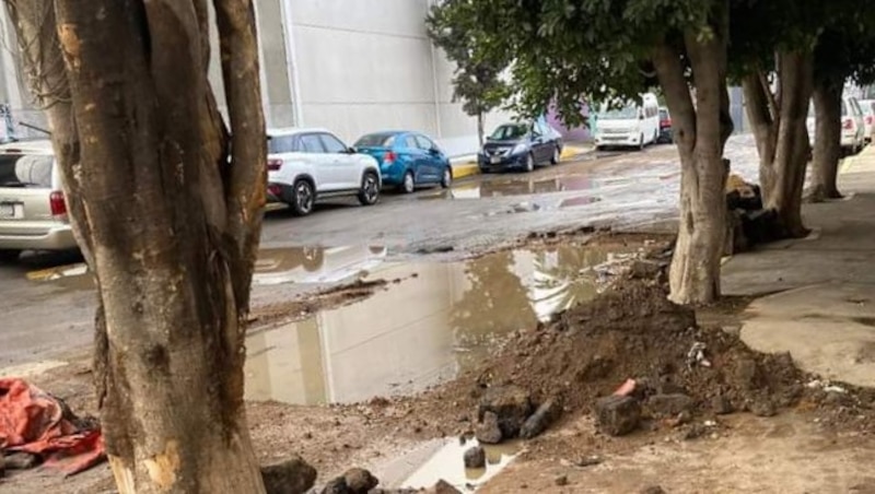 Fuga de agua en la calle