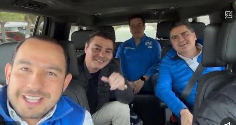 Cuatro hombres sonríen y se toman una foto en un coche