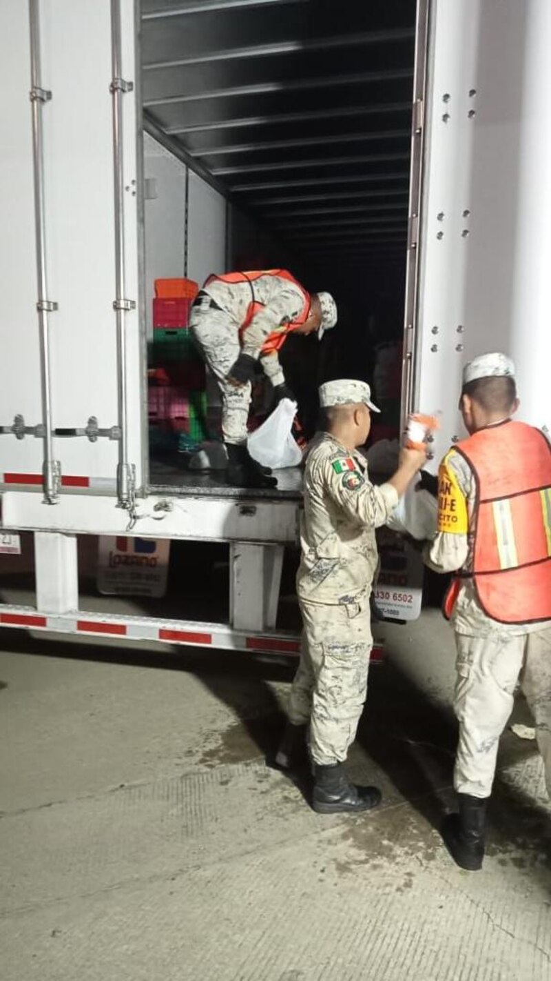 Soldados mexicanos decomisan alimentos en la frontera