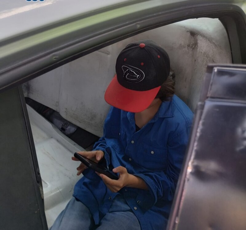 Joven escondido en el interior de un coche