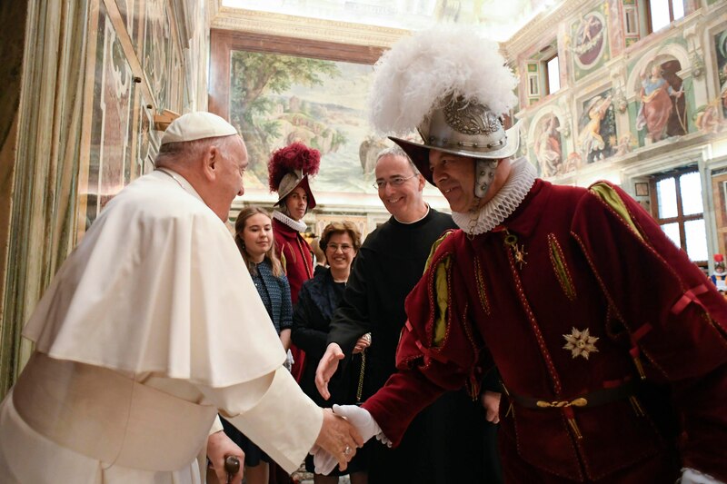 El Papa Francisco saluda a un miembro de la Guardia Suiza Pontificia.