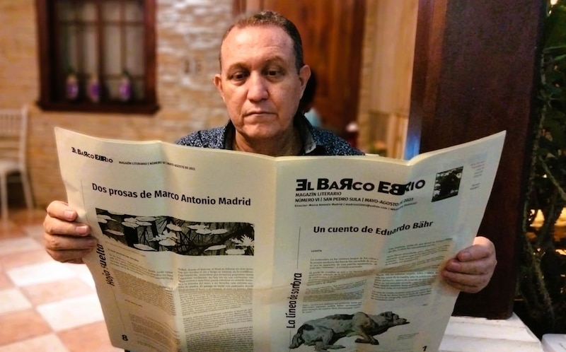 El escritor hondureño Marco Antonio Madrid leyendo la revista literaria El Barco Ebrio