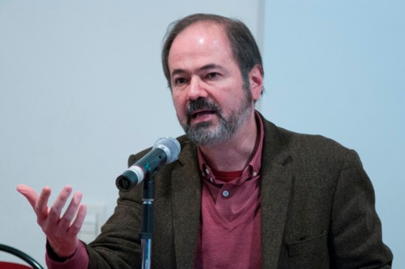 El profesor da una conferencia sobre la importancia de la educación.