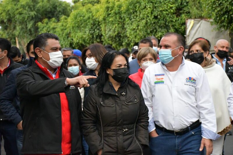 Candidata a la gubernatura de Quintana Roo, Mara Lezama, saluda a simpatizantes durante un evento de campaña.