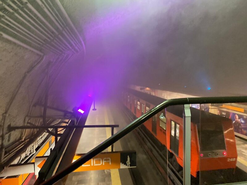 Tren en la estación de metro