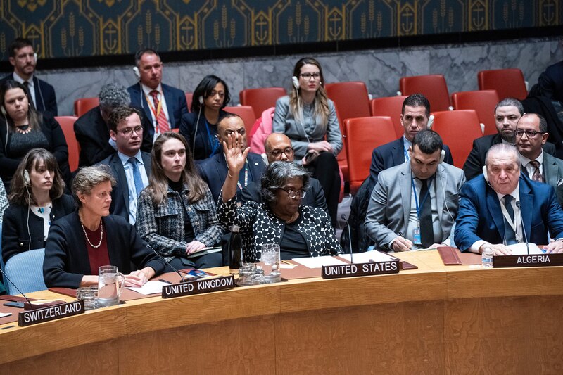 La embajadora de Estados Unidos ante la ONU, Linda Thomas-Greenfield, levanta la mano para hablar durante una reunión del Consejo de Seguridad de la ONU en Nueva York.