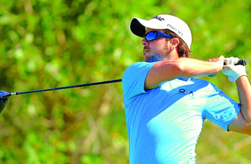 Golfista masculino en acción