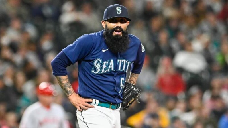 El lanzador de los Marineros de Seattle, Marco Gonzales, en acción durante un partido de béisbol contra los Atléticos de Oakland.
