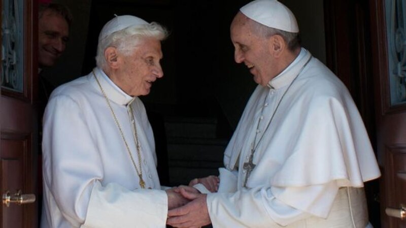 El Papa Francisco saluda al Papa Benedicto XVI