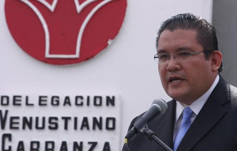 El político mexicano, Martí Batres, da un discurso ante un micrófono.