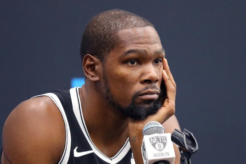 Kevin Durant, estrella de los Brooklyn Nets, muestra su descontento con el equipo