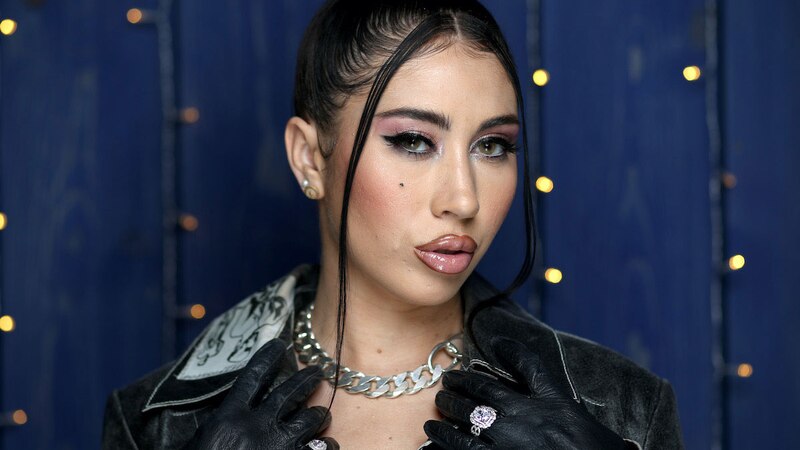La cantante Rosalía posa para una foto con un look urbano.