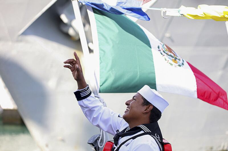 Marinero mexicano saluda a la bandera