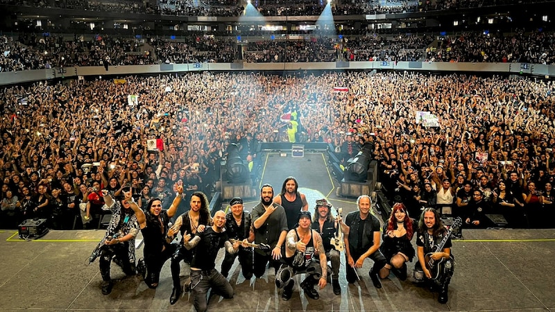 Mägo de Oz, la banda de heavy metal española, se reúne con sus fans en un concierto multitudinario en Madrid.