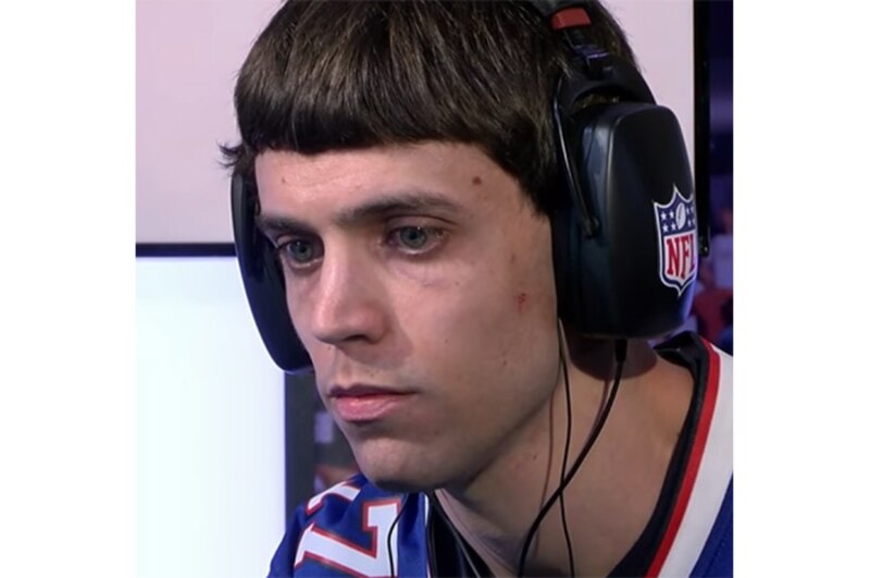 El jugador profesional de videojuegos, "Dr. Lupo", muestra su concentración durante una partida.