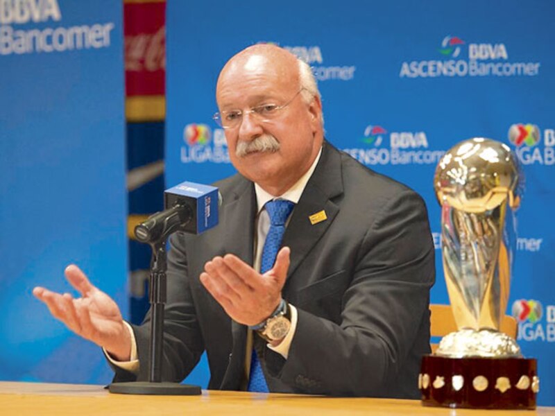 El presidente de la Liga, Javier Tebas, muestra el trofeo de la Copa del Rey.