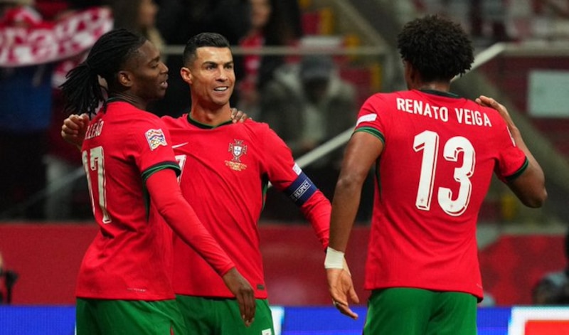 Cristiano Ronaldo celebra con sus compañeros tras marcar un gol