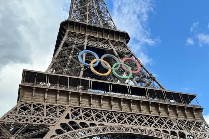 Los anillos olímpicos en la Torre Eiffel