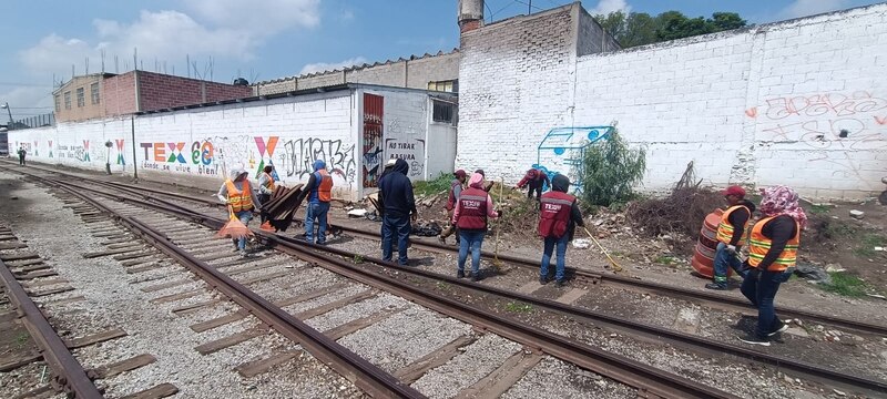 Voluntarios limpian las vías del tren en la Ciudad de México