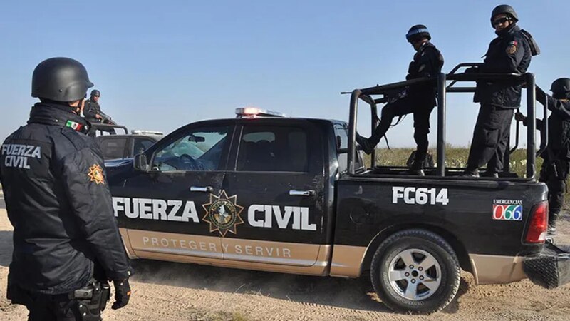 Policías de la Fuerza Civil en una patrulla