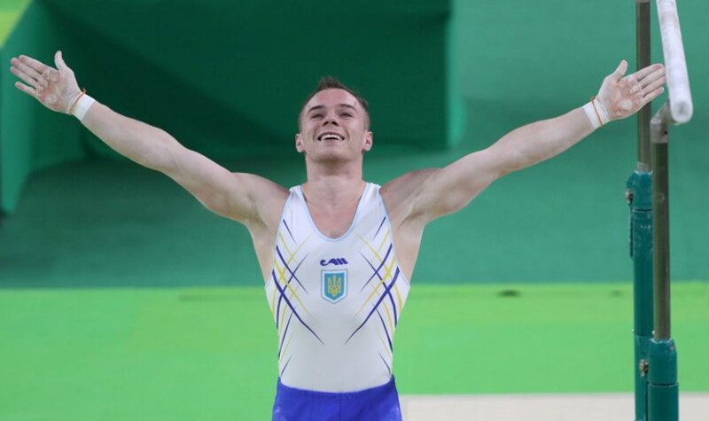 El gimnasta ucraniano Oleg Verniaiev celebra su victoria en la final de gimnasia artística masculina en los Juegos Olímpicos de Río 2016.