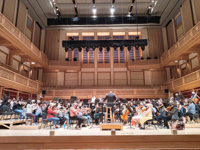 Orquesta sinfónica tocando en un auditorio