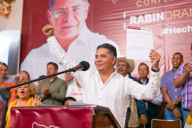 El candidato celebra su victoria en las elecciones