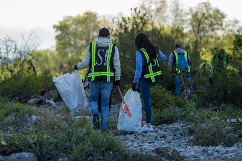 Voluntarios limpian un río