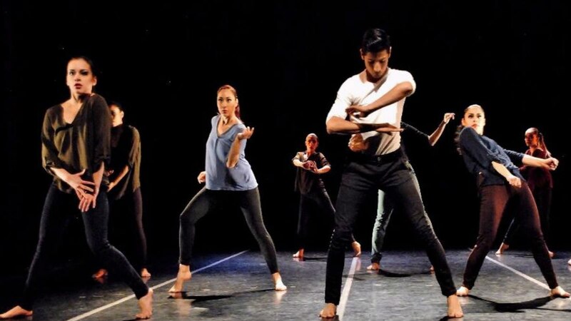 Jóvenes bailarines contemporáneos realizando una coreografía grupal