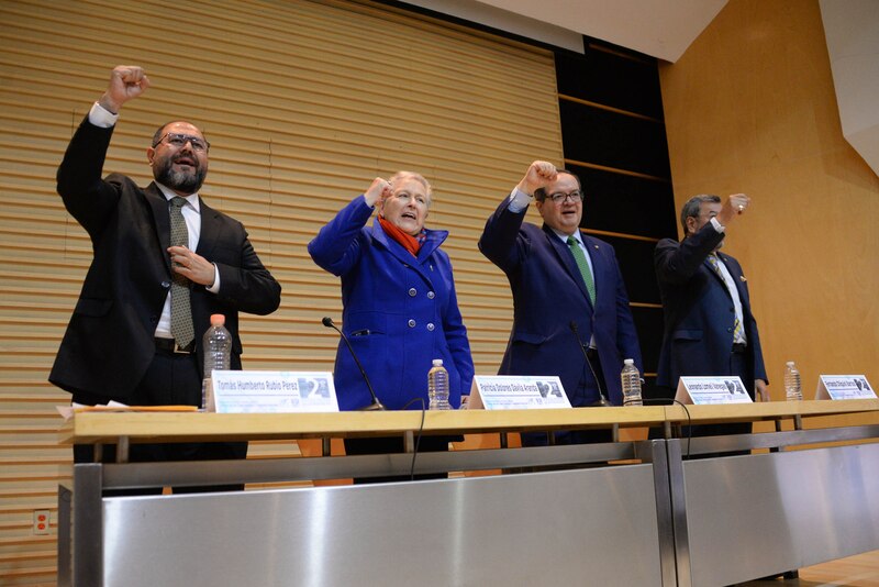 Políticos dando un discurso