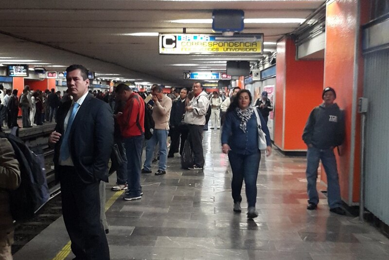Estación de metro en hora pico