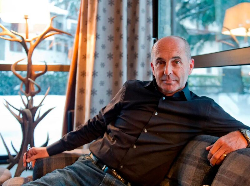 El escritor Javier Cercas en su casa de París