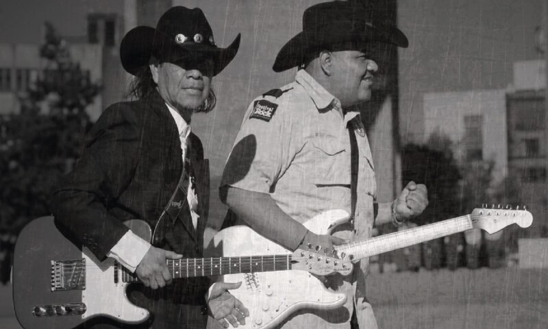 Dos hombres tocando la guitarra