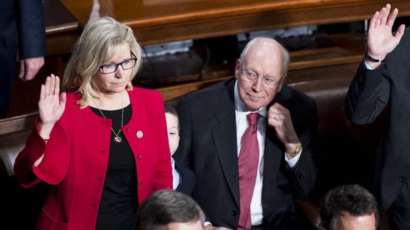 La senadora Kyrsten Sinema jura su cargo en el Senado de los Estados Unidos.