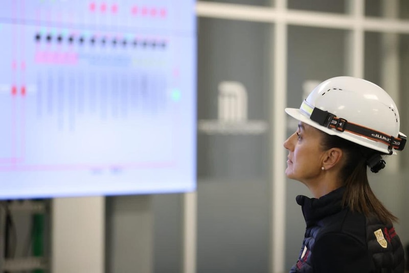 Mujer ingeniera mirando planos en una pantalla