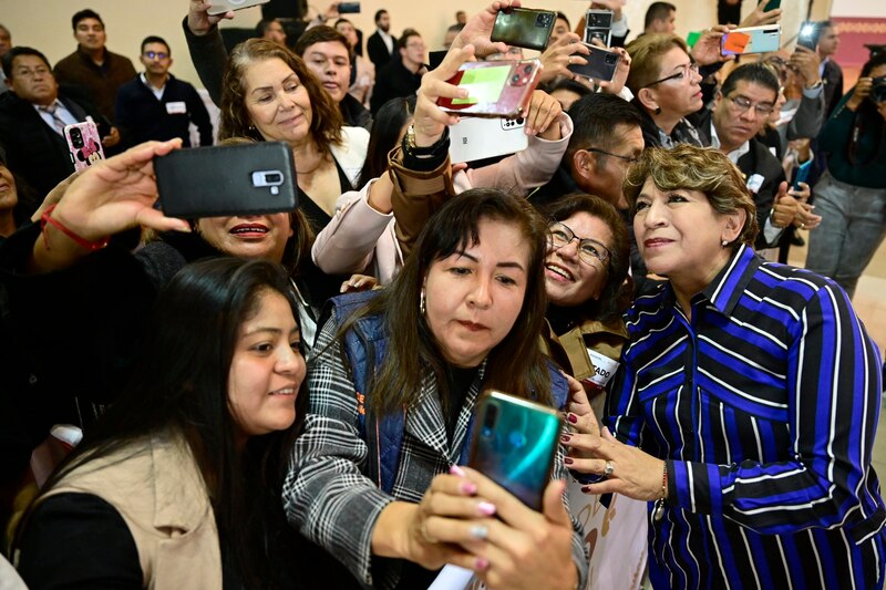 Mujeres se toman una selfie con una política