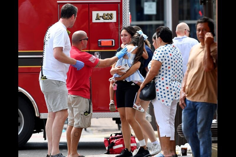 Bombero consuela a mujer y niña después de un incendio