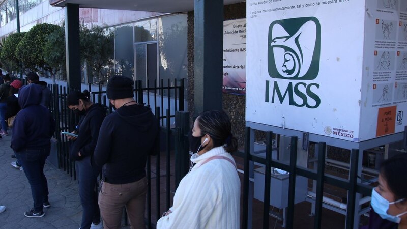 Pacientes esperan en fila para recibir atención médica en el IMSS