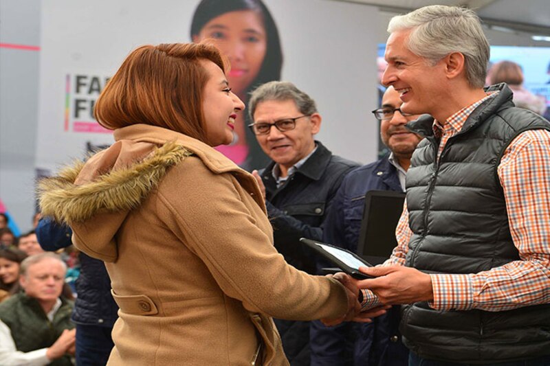 Entrega de una tablet a una mujer
