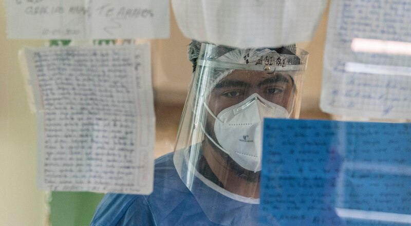 Un médico en la primera línea de la pandemia de COVID-19