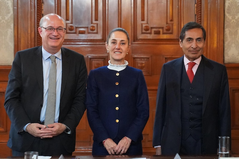 La Presidenta Claudia Sheinbaum, al secretario de Hacienda, Rogelio Ramírez de la O y el presidente del Banco Interamericano de Desarrollo, Ilan Goldfajn (i), durante una reunión en el Palacio Nacional de la Ciudad de México (México). Sheinbaum se reunió con el presidente del Banco Interamericano de Desarrollo (BID)