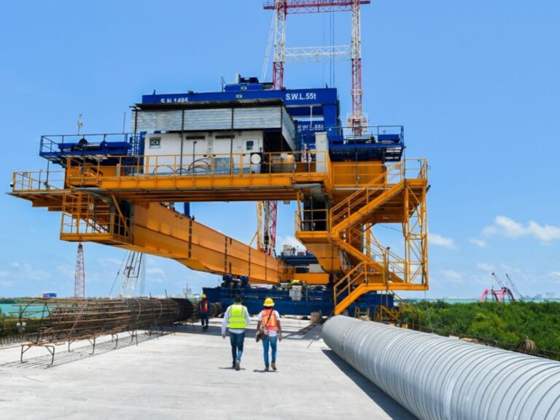 Vista del avance del Puente Nichupté, construido con técnica “Top Down” sobre la laguna para evitar daños a los ecosistemas