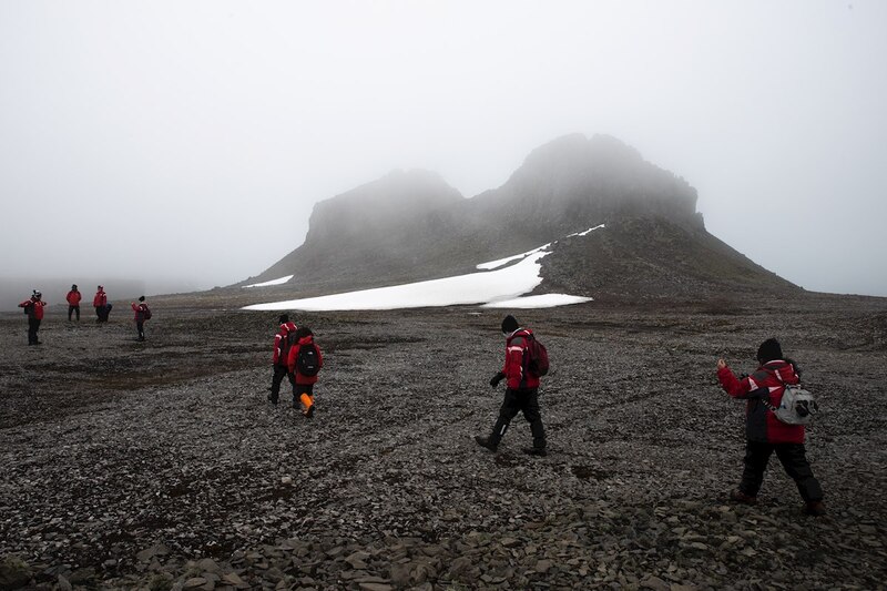 Caminando por el campo en Islandia