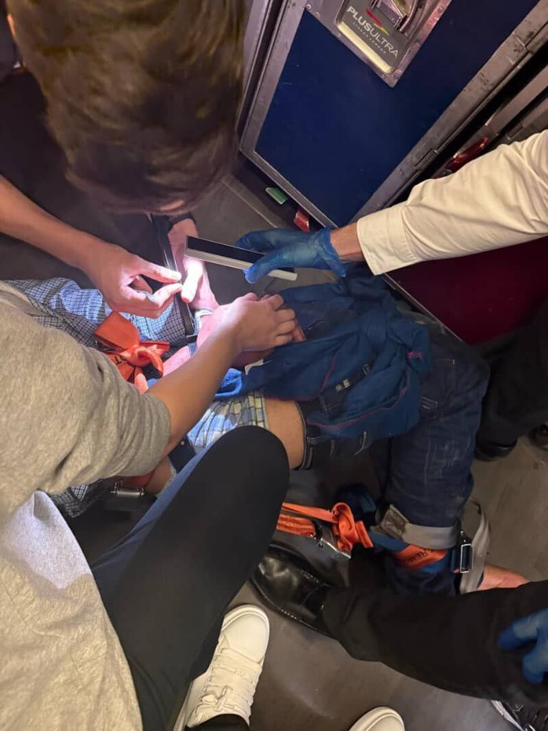Un pasajero trató de abrir la puerta del vuelo 701 de Plus Ultra. Fue inmovilizado por pasajeros y tripulación antes de aterrizar