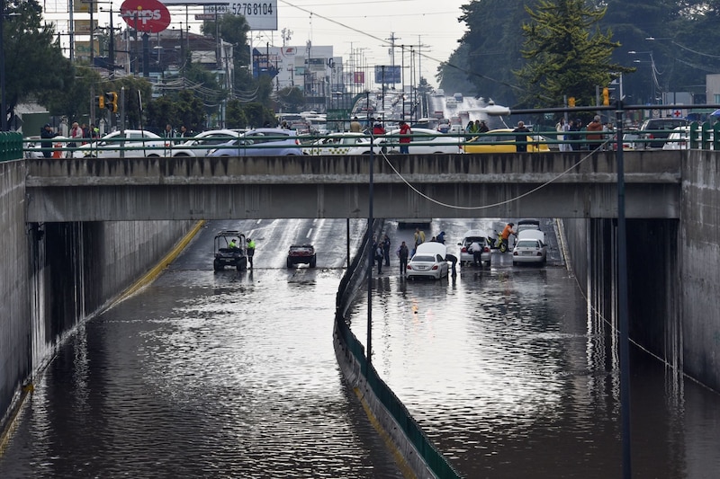 Debido a la fuerte lluvia que se registró en el Valle de Toluca se presentaron algunos encharcamientos como es el caso del deprimido de Paseo Tollocan y Paseo Colón; algunos vehículos sufrieron averías al intentar pasar por el lugar.