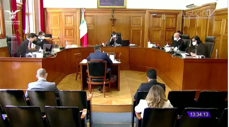 Jueces en el estrado durante una sesión judicial